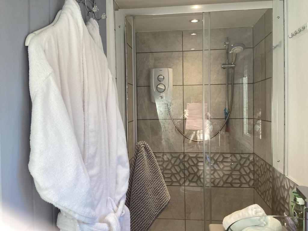 Adorable Private Couples Retreat With Hot Tub Apartman Llanfechell Kültér fotó